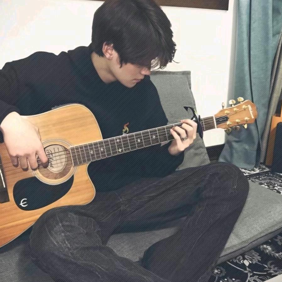 用脚弹吉他帅飞前任（锻炼版内裤学长）