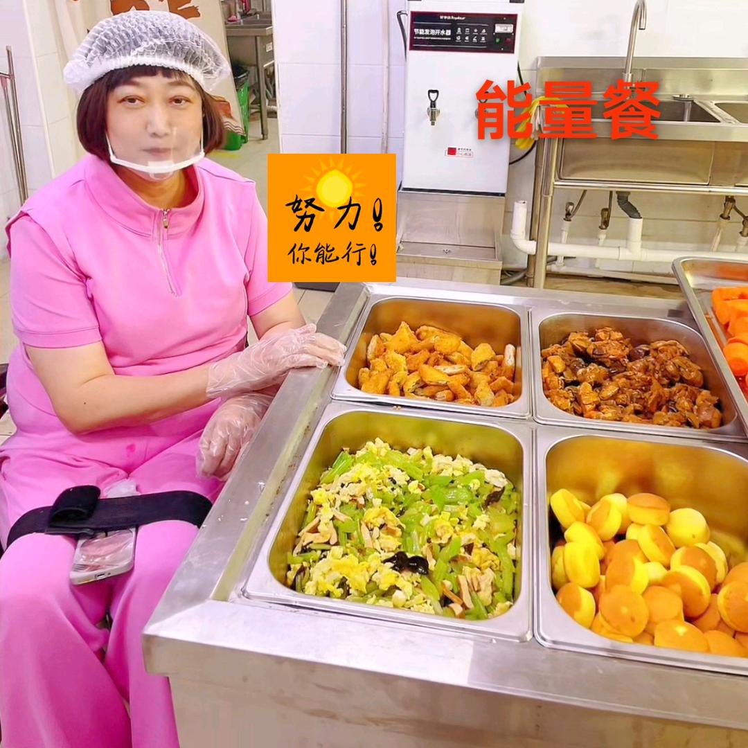 做学生能量餐的园长妈妈（花馍）