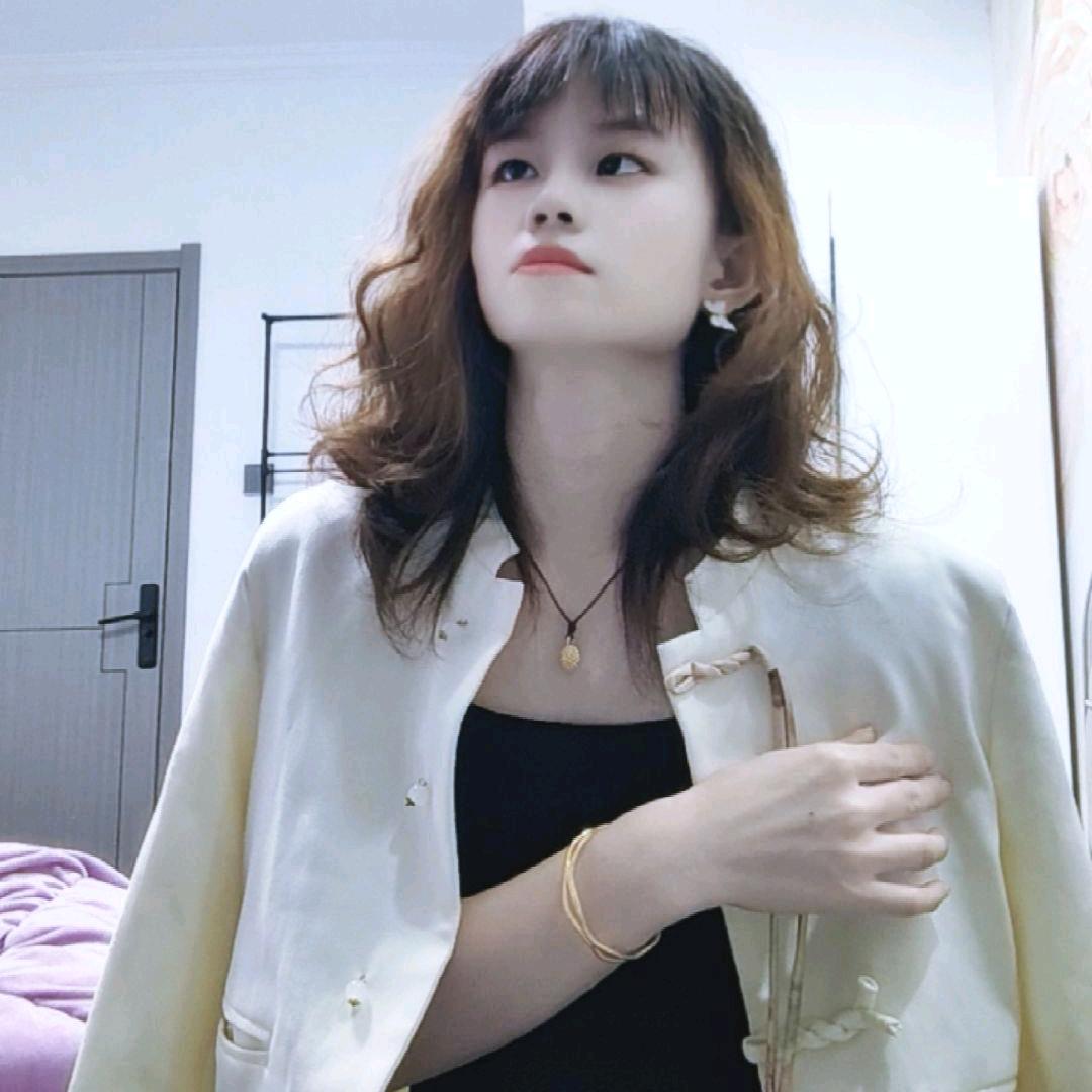 美人黏花笑