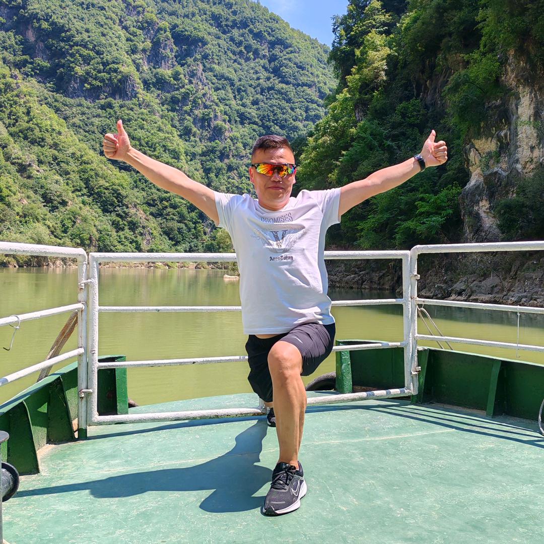 三秦百村洋服男装店