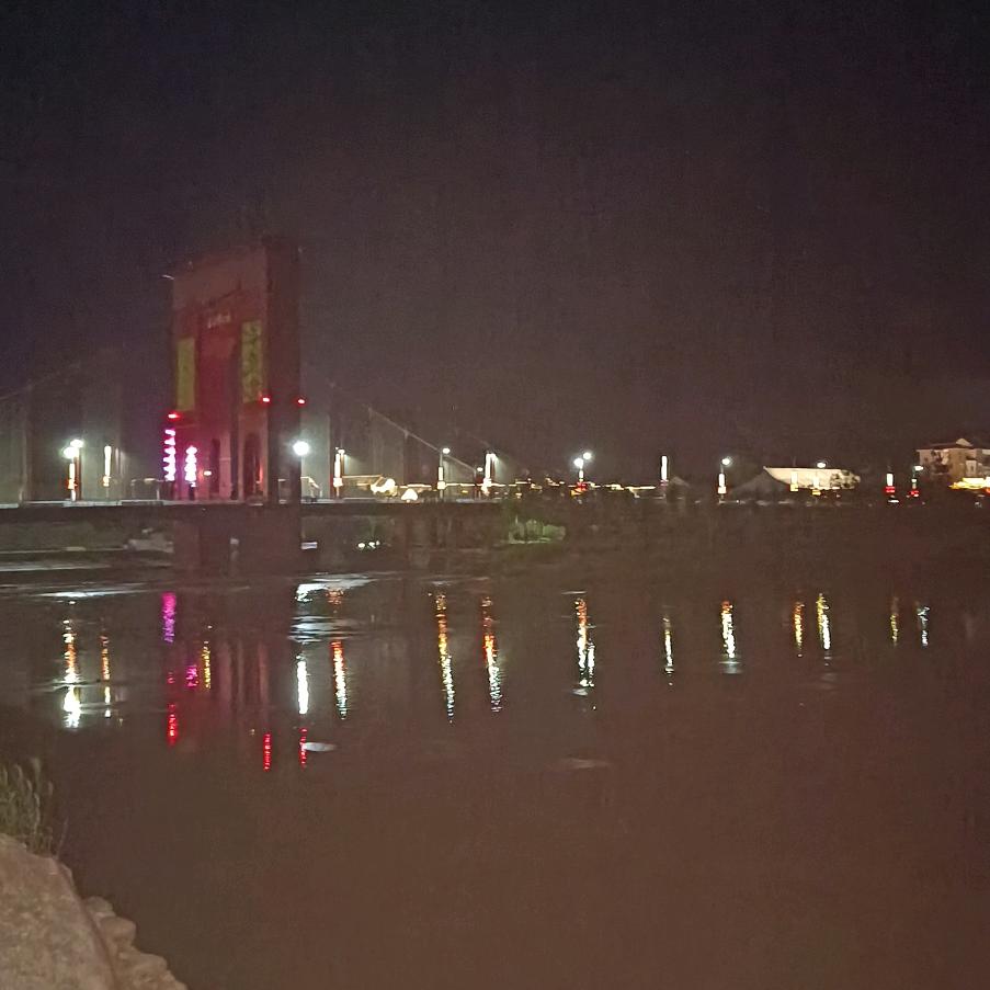 在小溪中沐浴成长