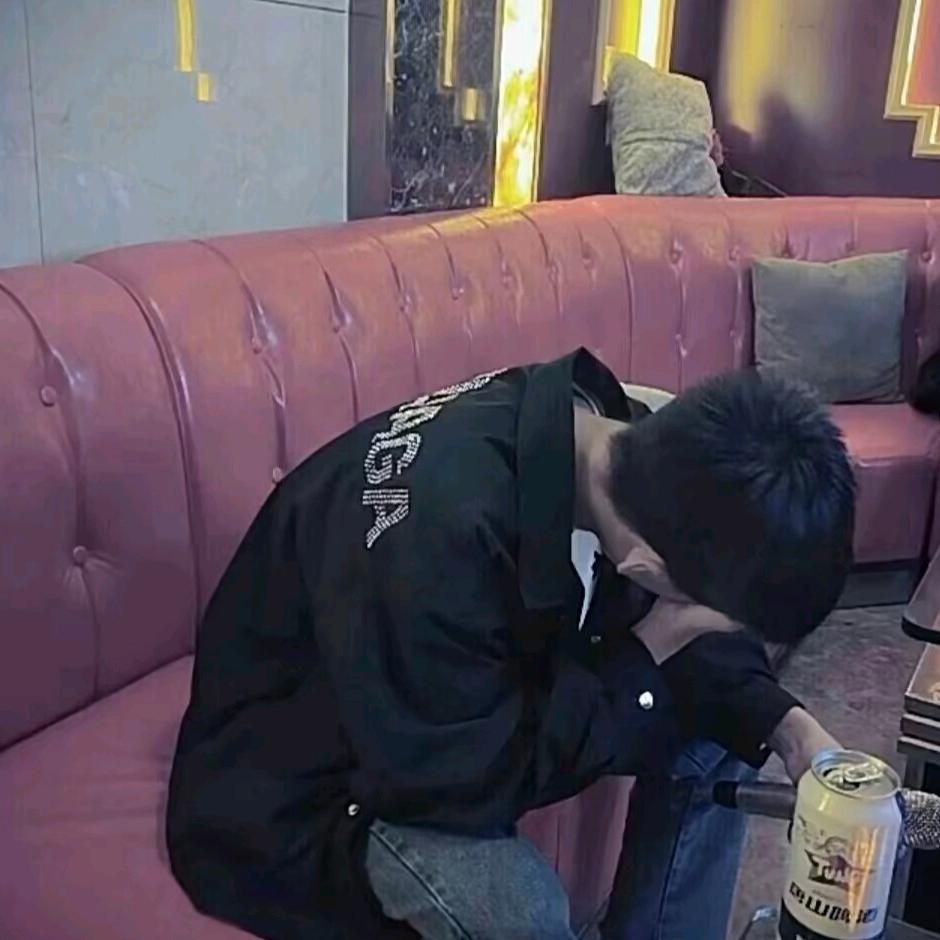 忧郁纯情总裁