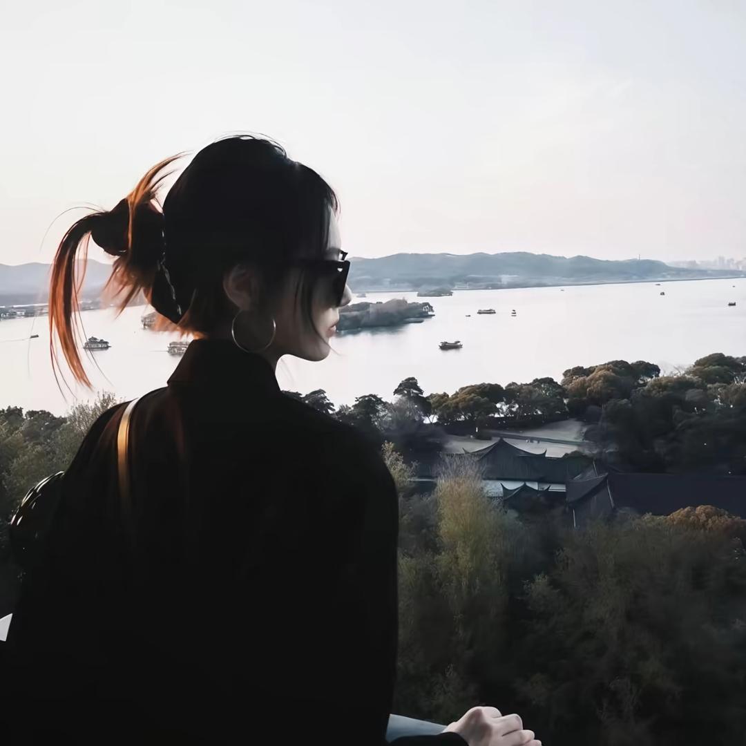 𝑺𝒉𝒎𝒊𝒍𝒚.