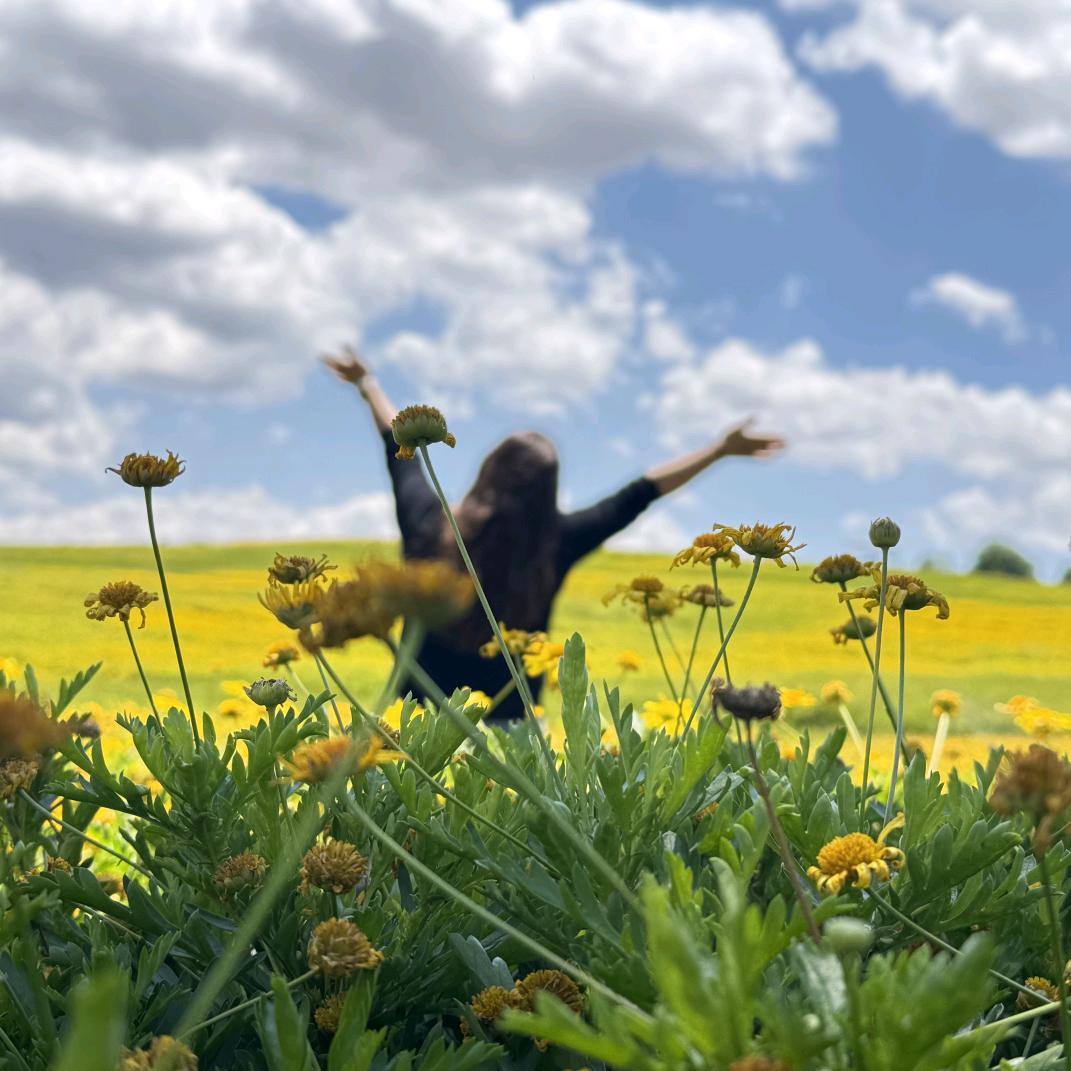 喝奶茶的小女孩