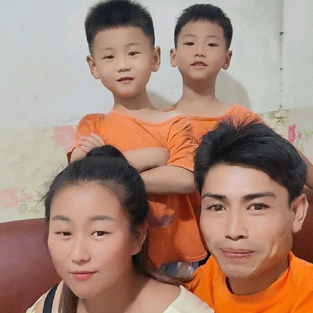 👩‍👧‍👦👩‍👧‍👦🦣🦣