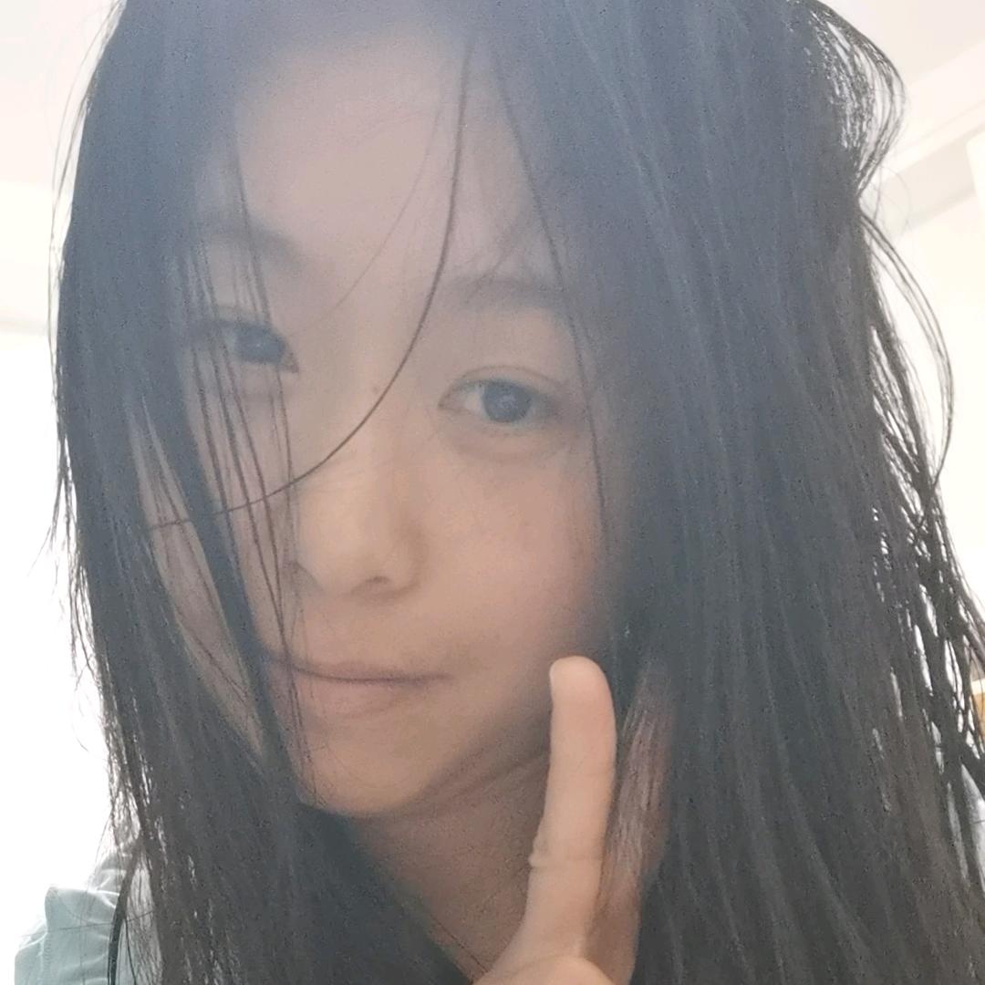 屋顶上的黑喵喵