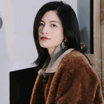 阿董小姐（轻奢穿搭）-隐成