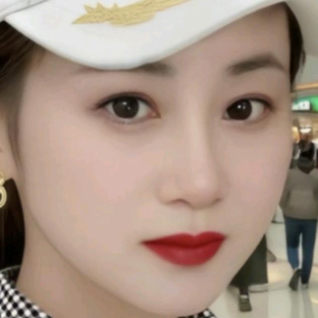 眯着眼睛嗮太阳☀