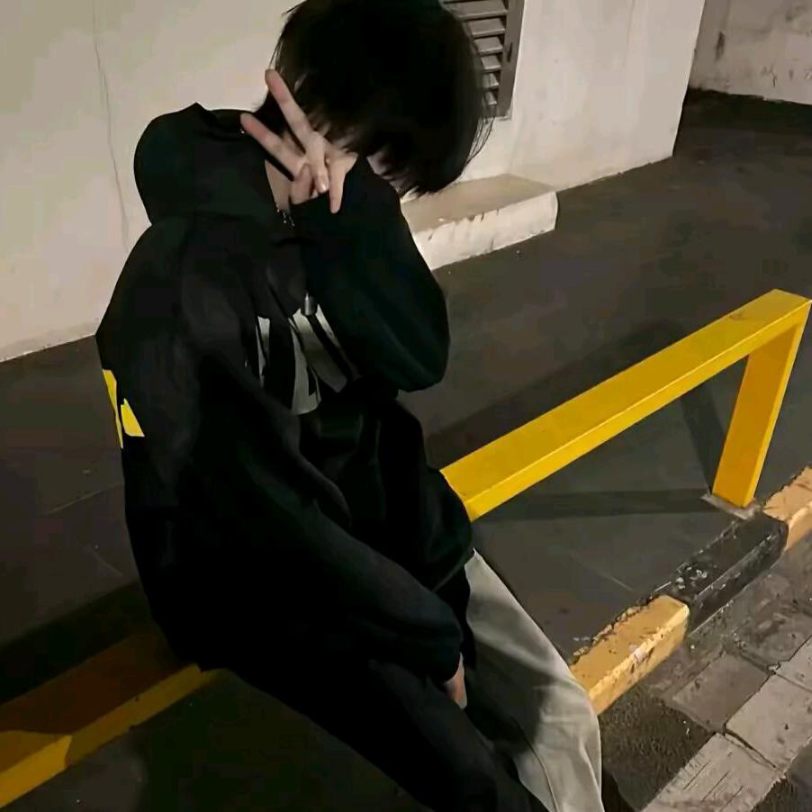 吸着烟徘徊街头