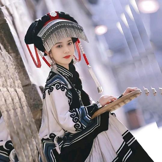 彝族姑娘，