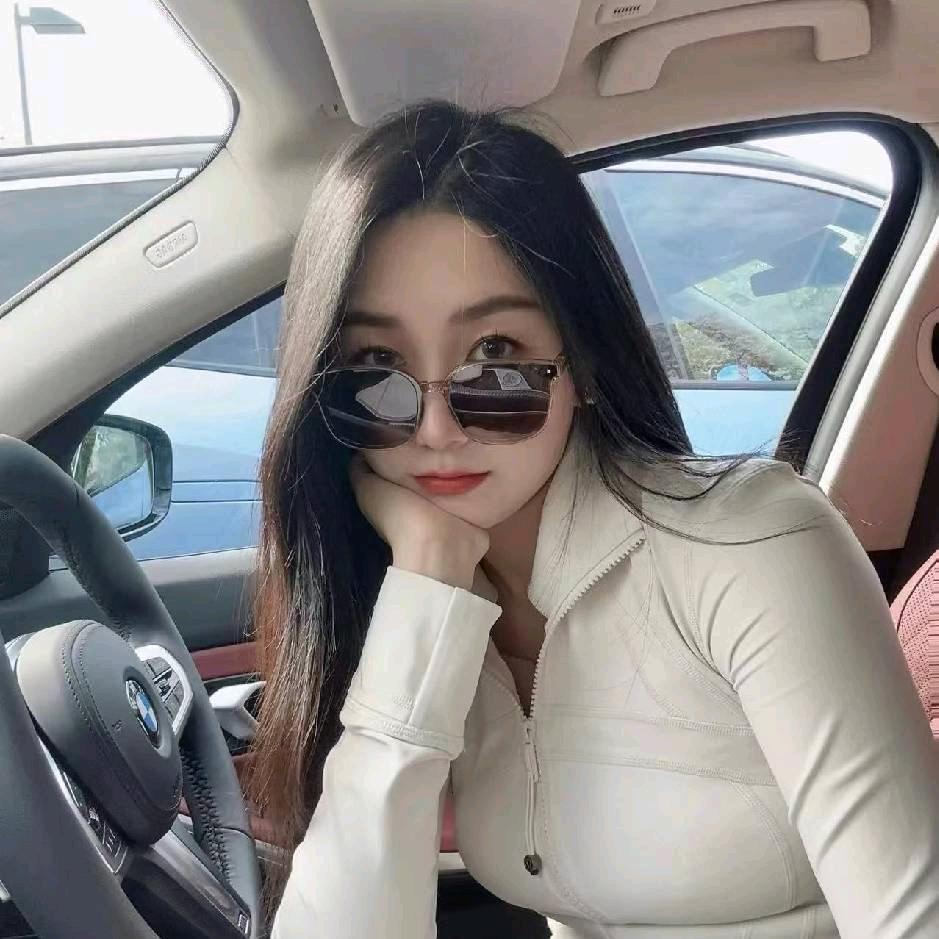 开宝马x5的小姐姐