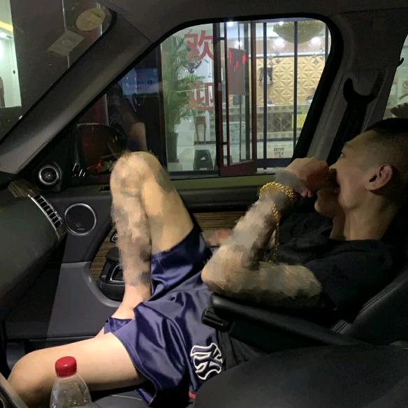 告别都双手插兜的男人