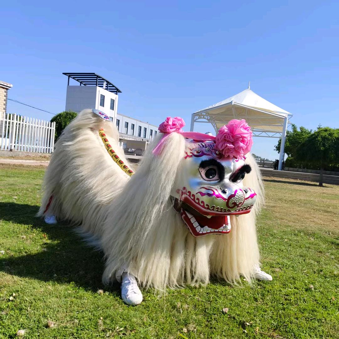 梁山小白狮表演团