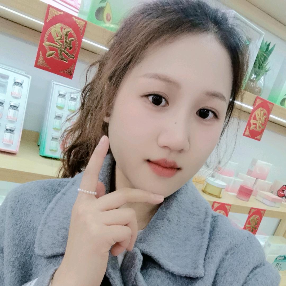 轻素栖花里~小芯芯