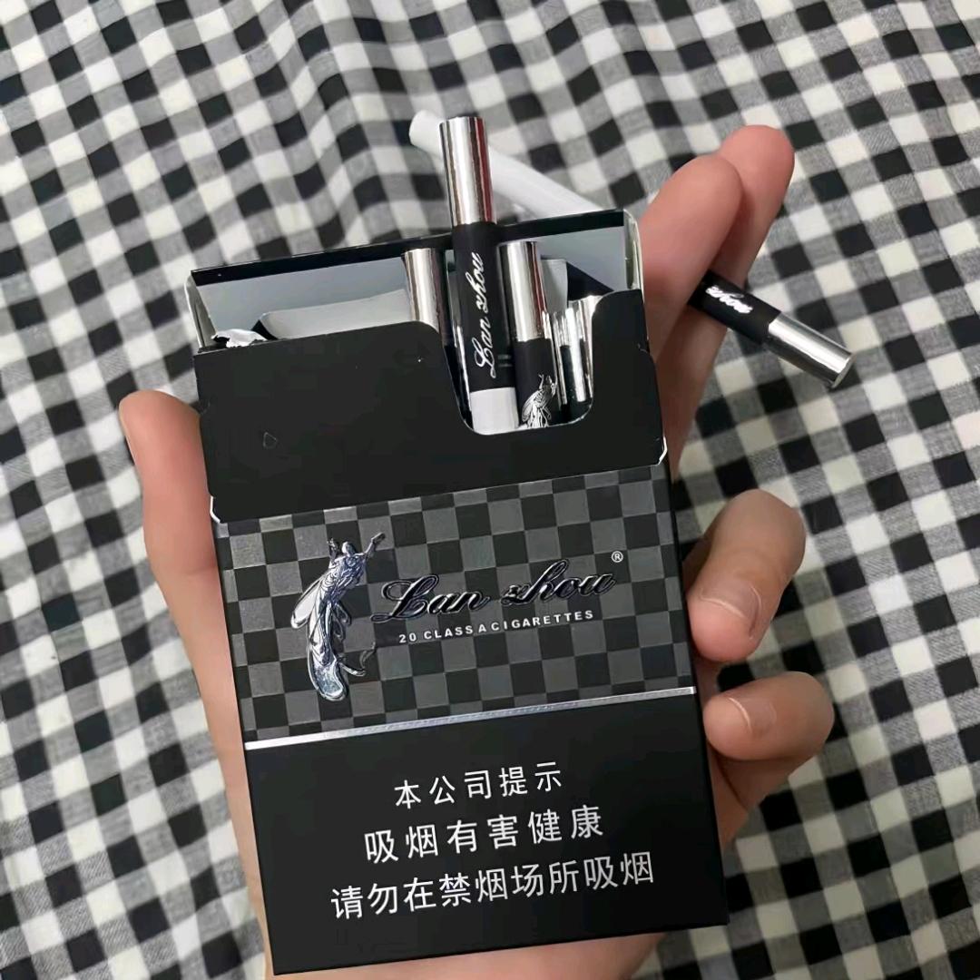 那年我双手叉腰，见谁都提刀。