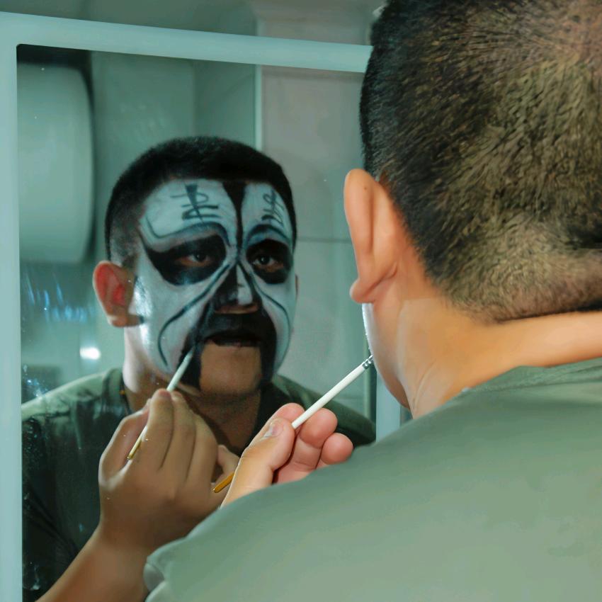 拿相机的李肉肉