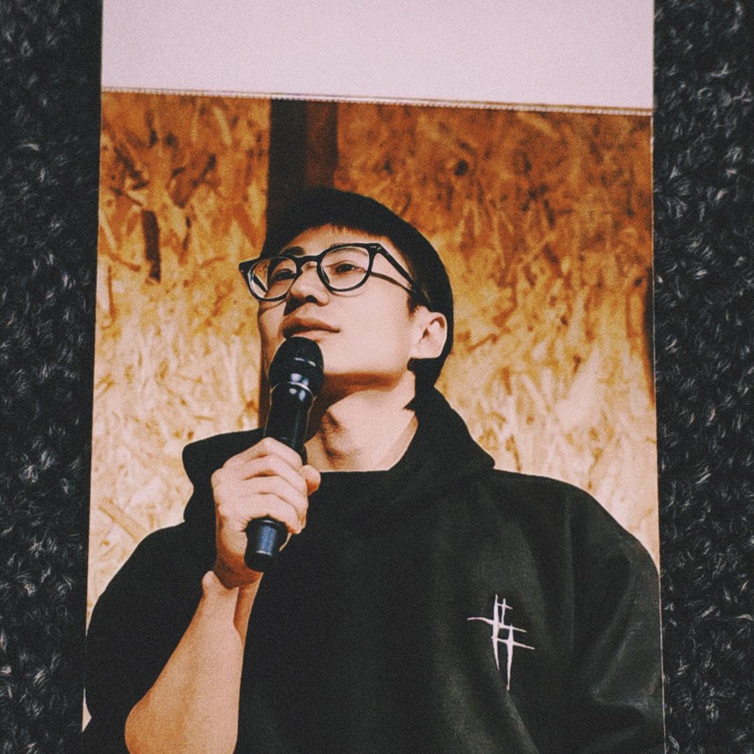 北哲在讲单口喜剧