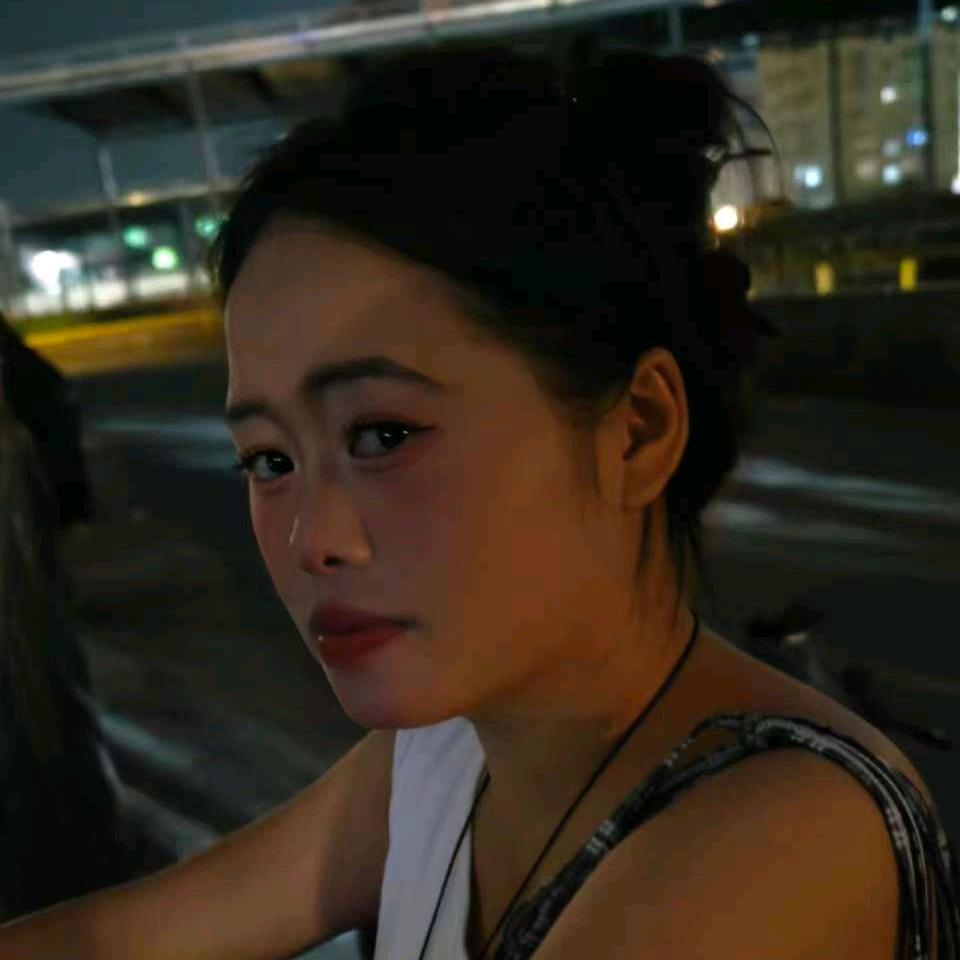 在玩游戏的菜板