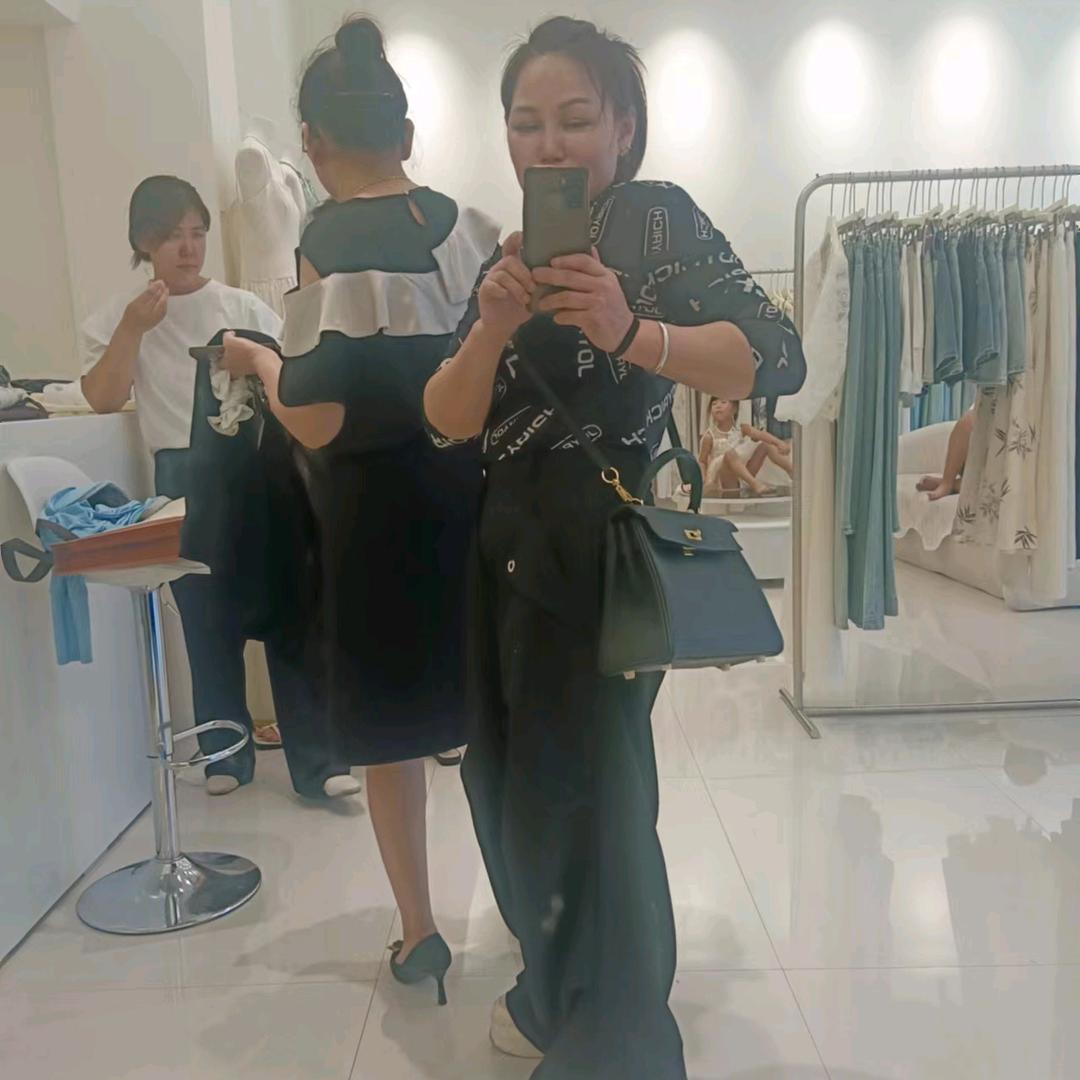 脱下短袖