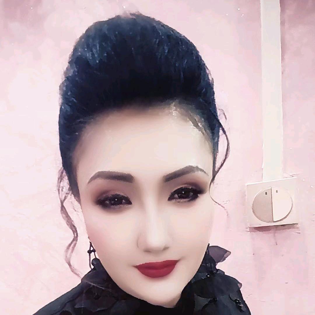 阿依努尔