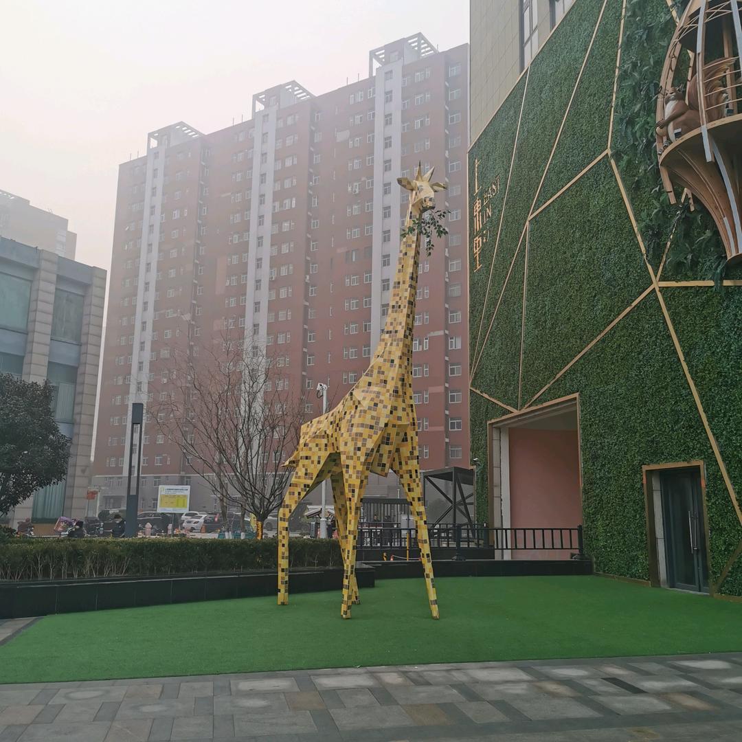小孩靠墙走