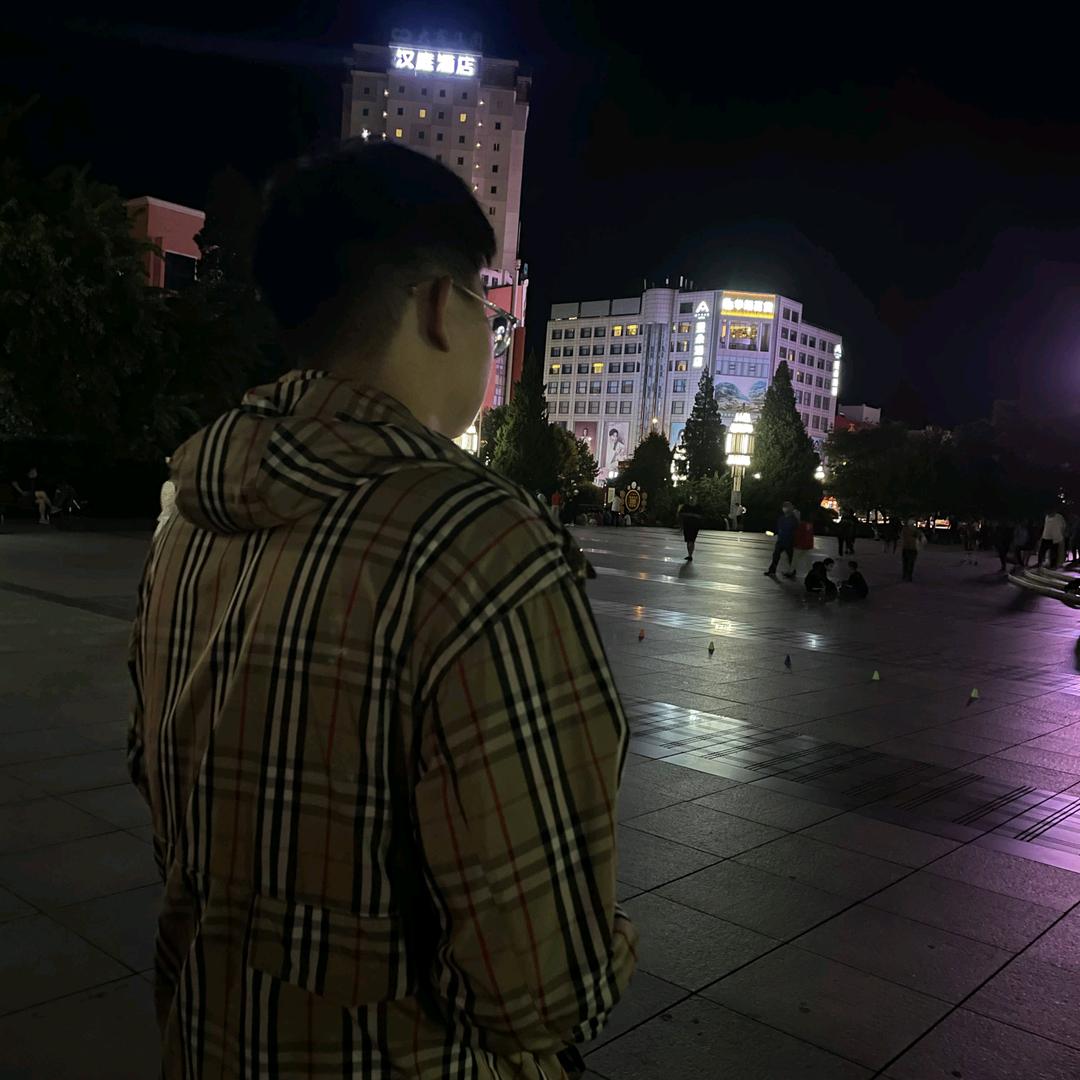 张鹤.