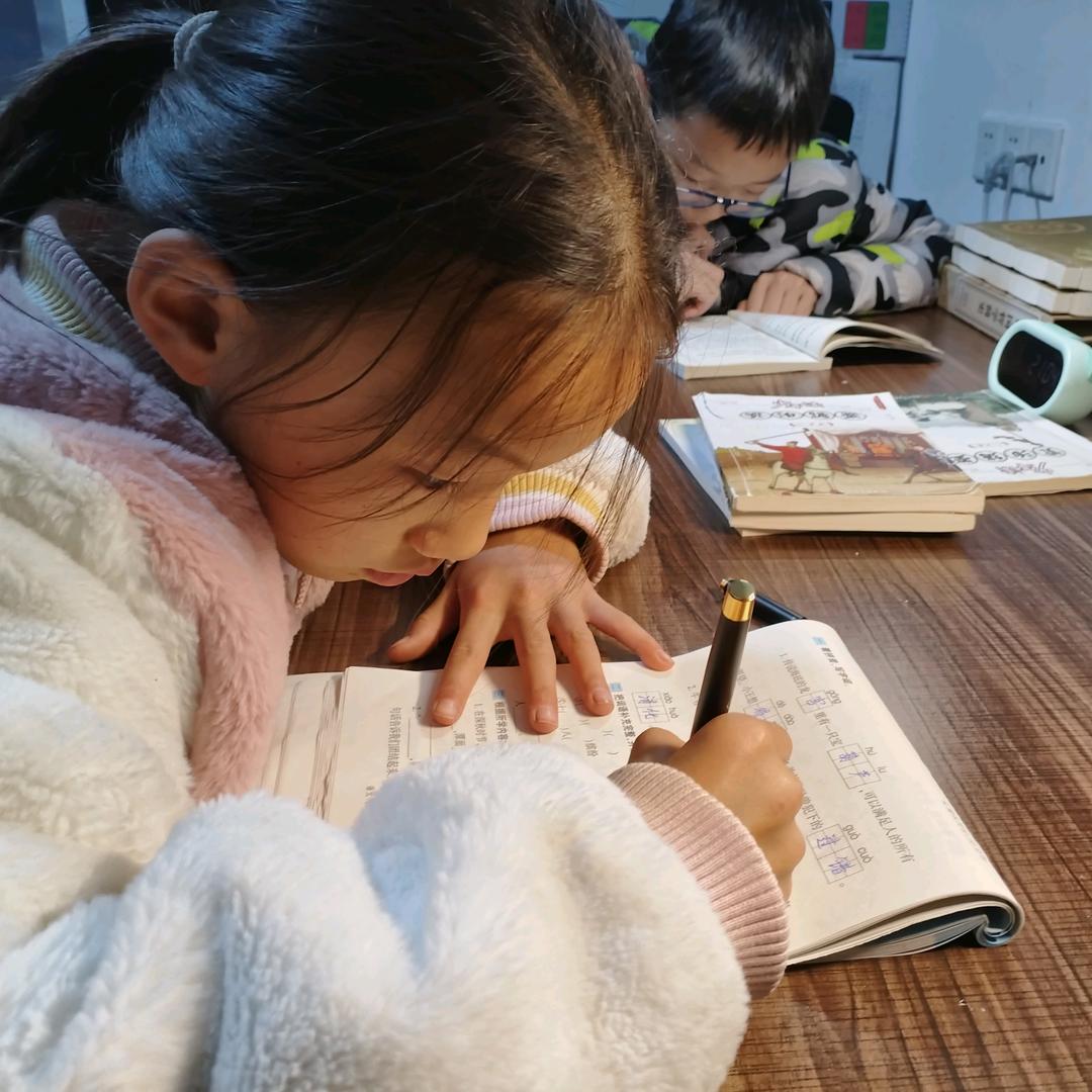 窗下读书童妈咪