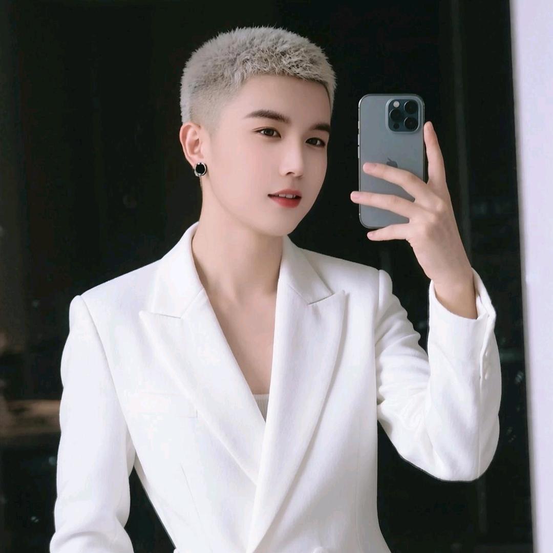 ：“༺༃会飞的狼༒༃༻”