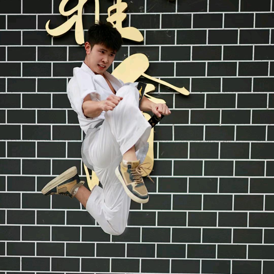 M邱