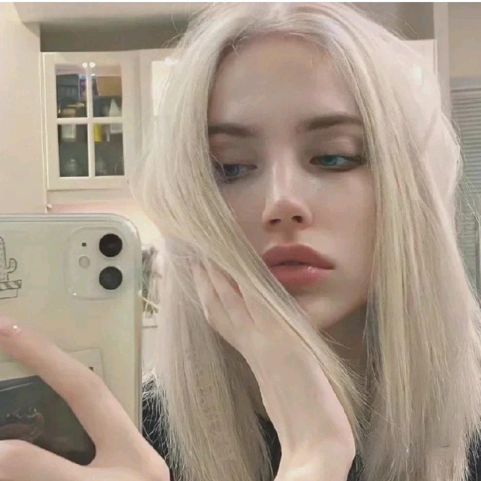 A.🦄（外卖女骑手）