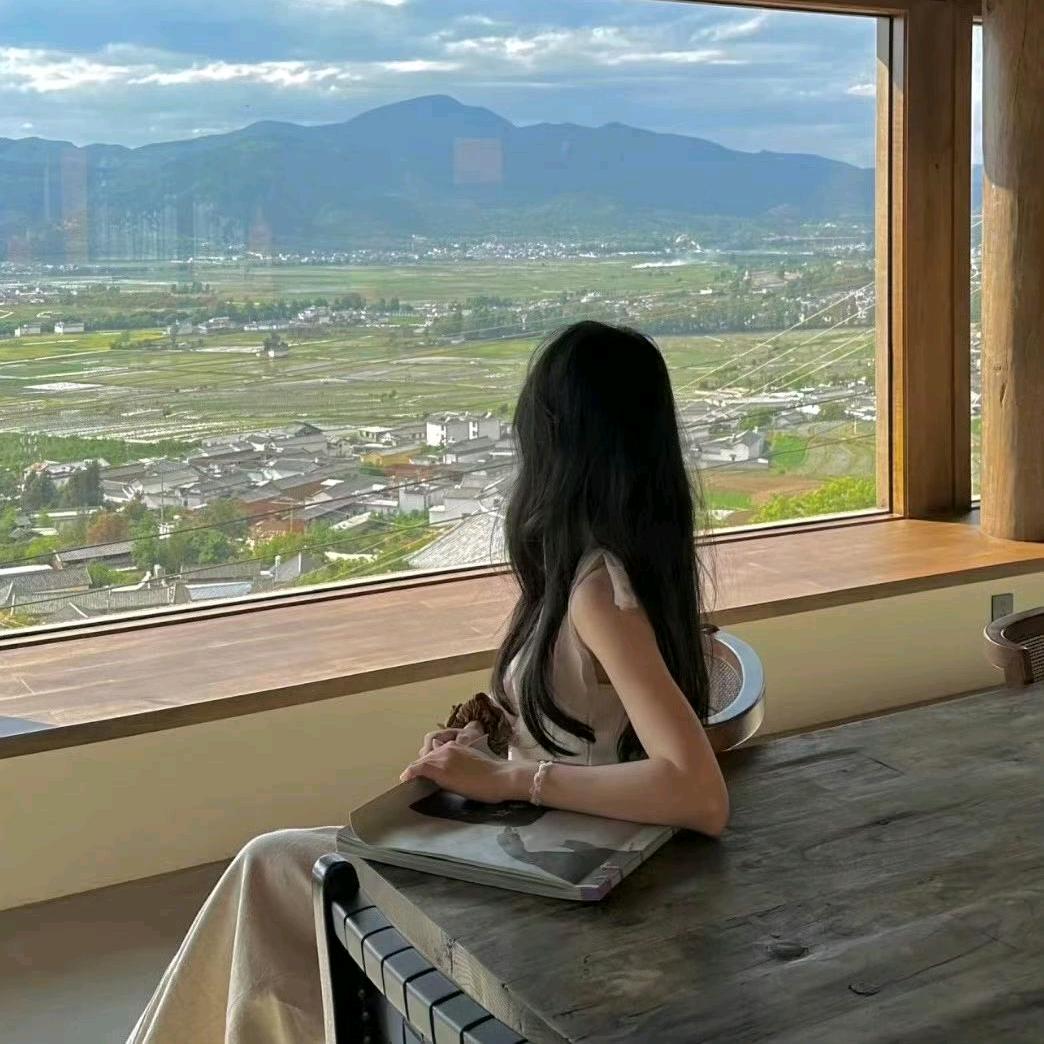 爱吃手的小屁孩
