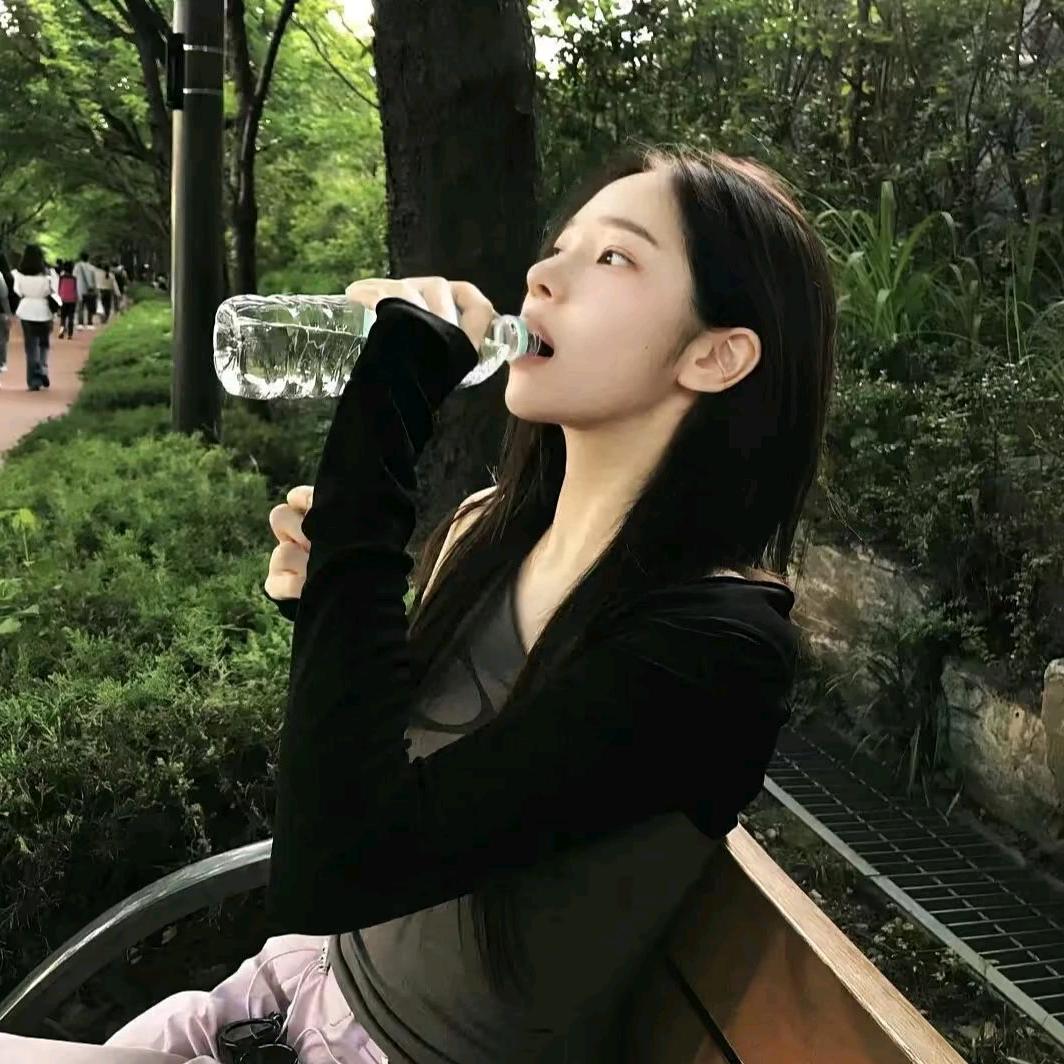 穿黑丝的性感母蟑螂🪳