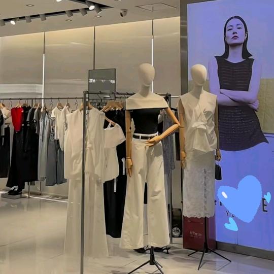 艾诺丝女装体验店