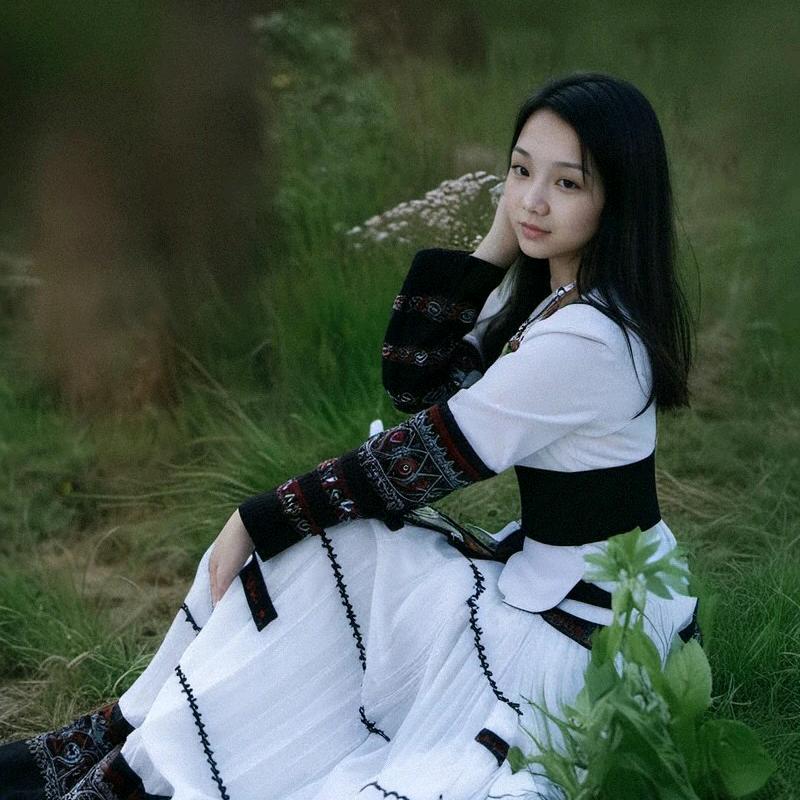 ↘此女人妩媚