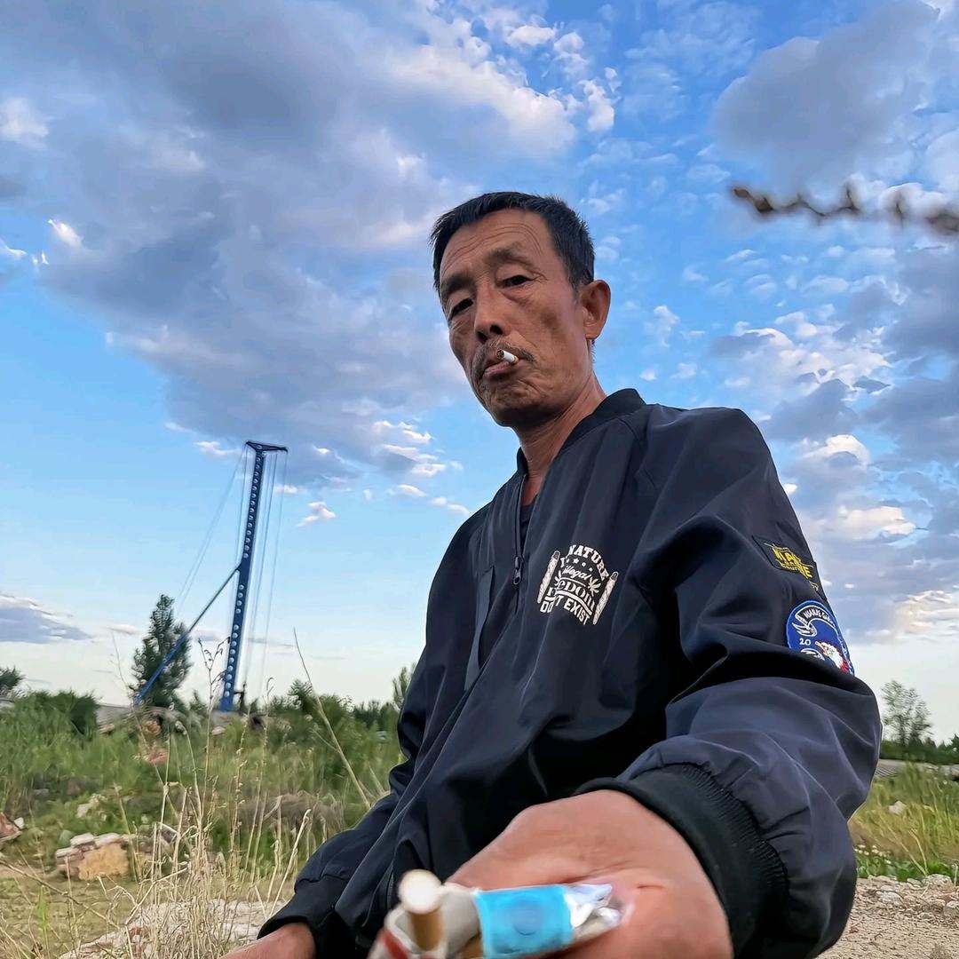 六旬老头顺风尿尿湿一鞋