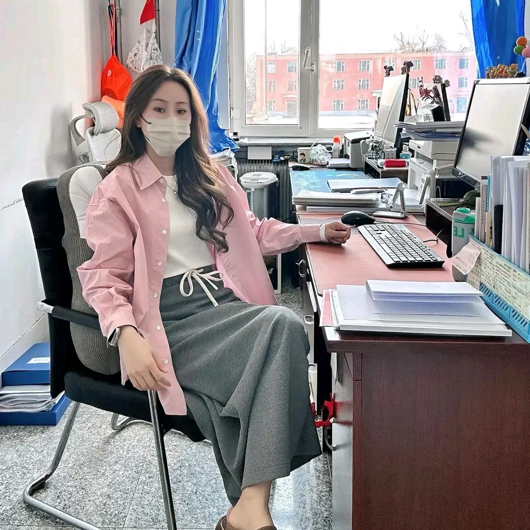 村里有个姑娘叫小芳