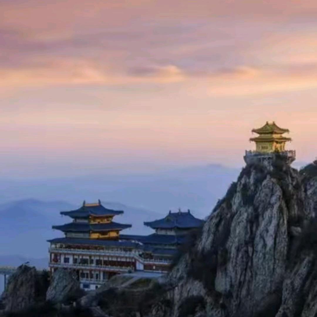 远山有雾