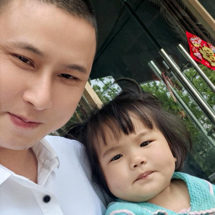 杨先生玩花炮。