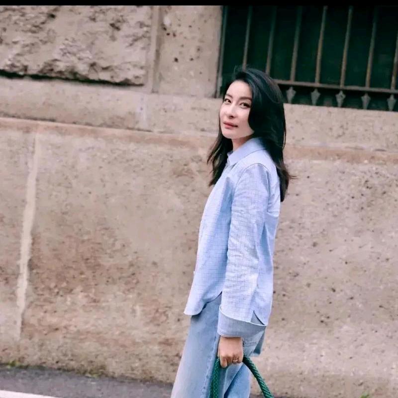 软风吹透绿窗纱
