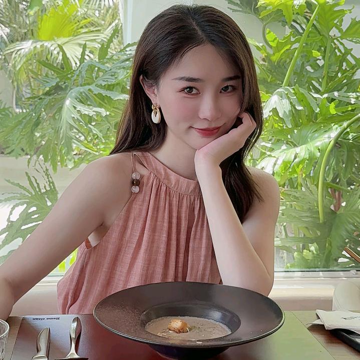 邱莹莹（精致穿搭）