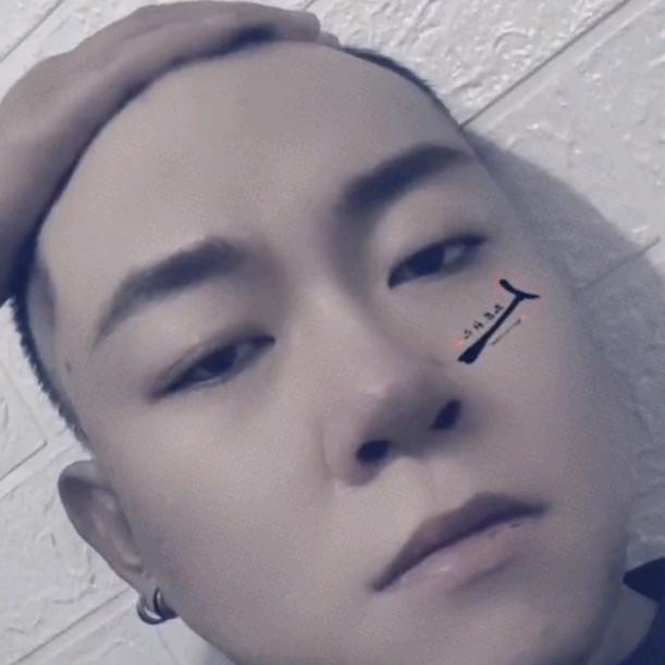 戴墨镜的坏先生