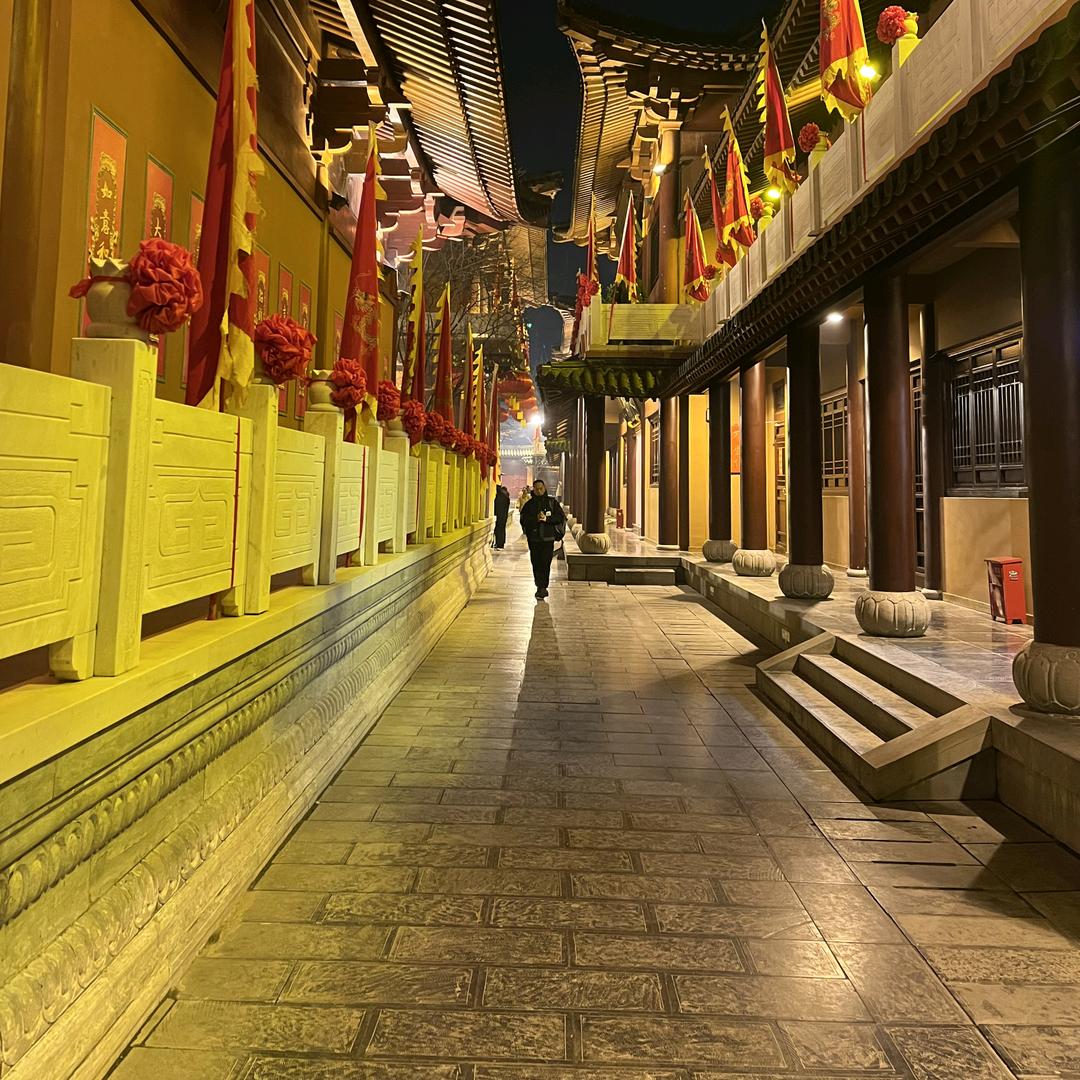 依墨