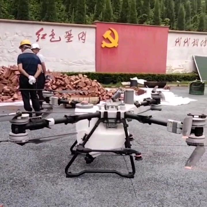 玩无人机的老班长，