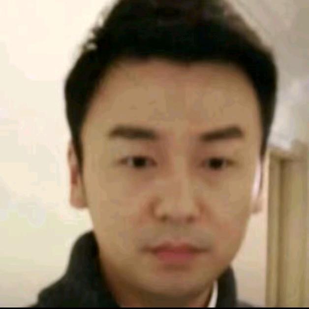 一朵风中摇曳的水仙花