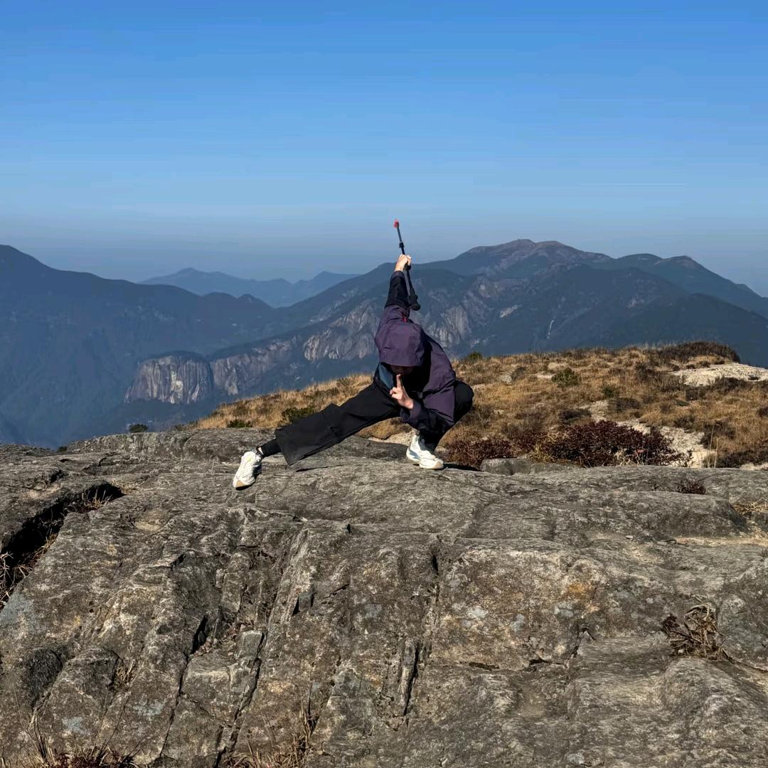 长歌有和，独行有灯