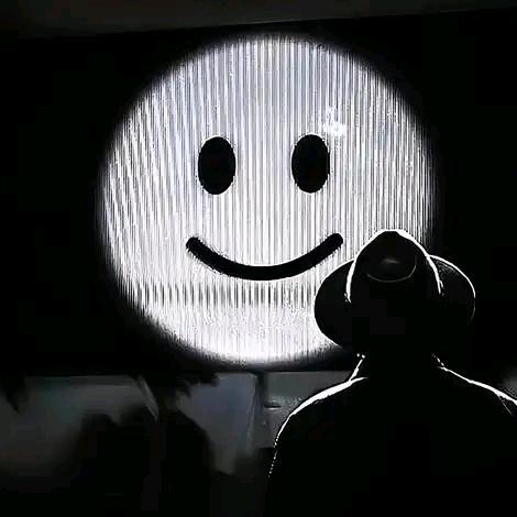，