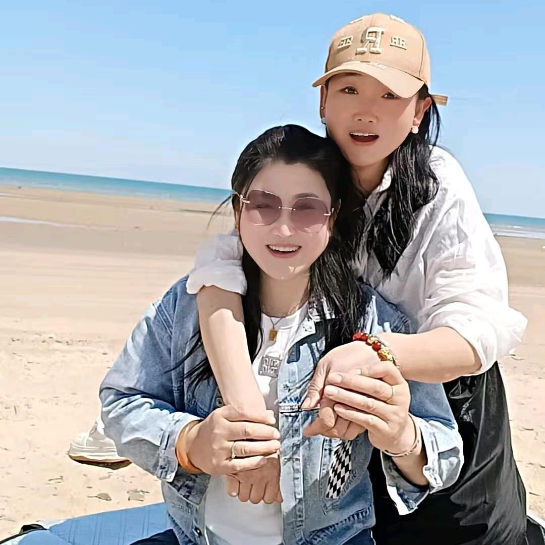村里两丫头