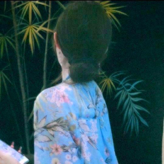 卖衣服那女的啊.