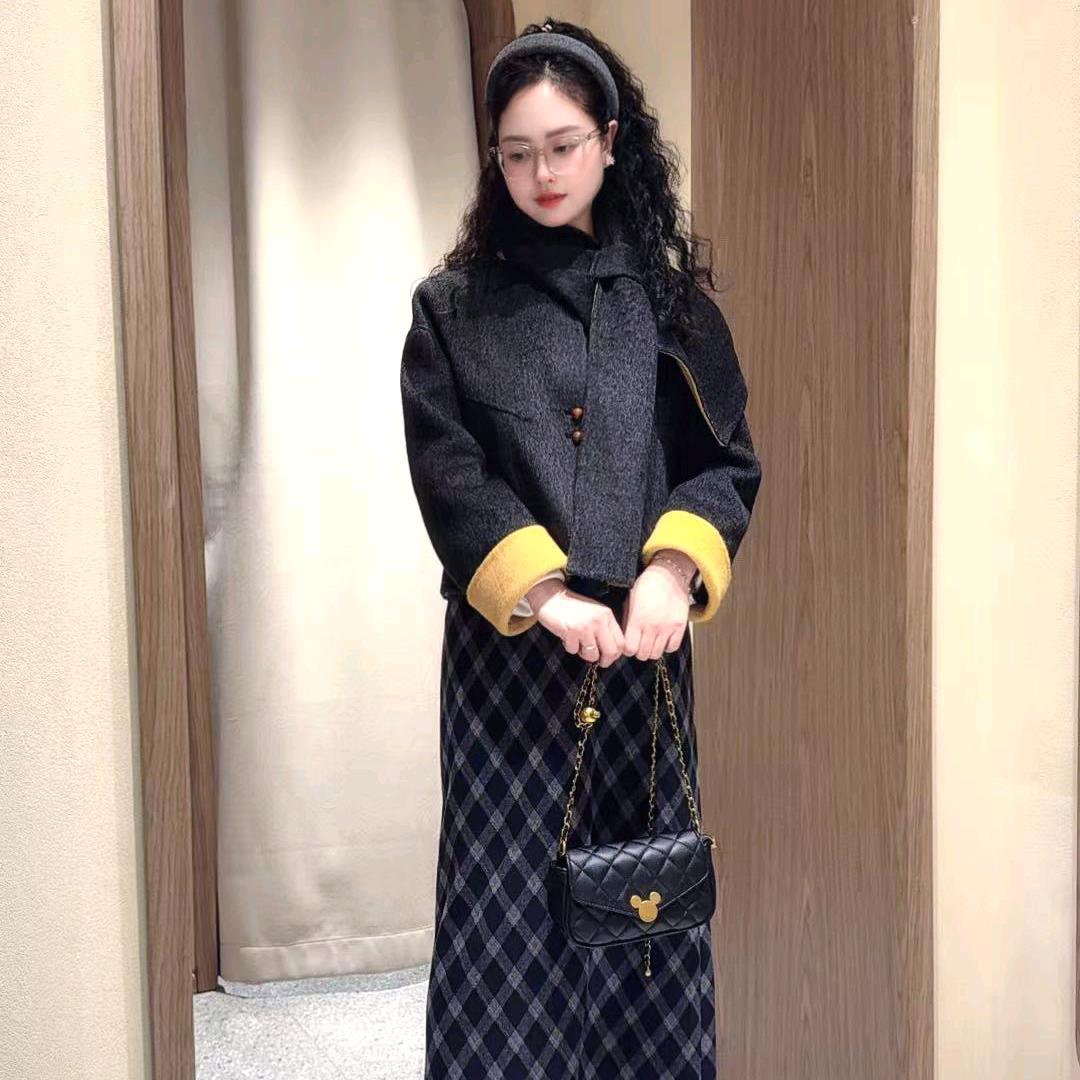 阿凡卓女装(利川清江大道店)婷婷