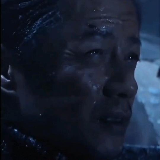 深蓝色